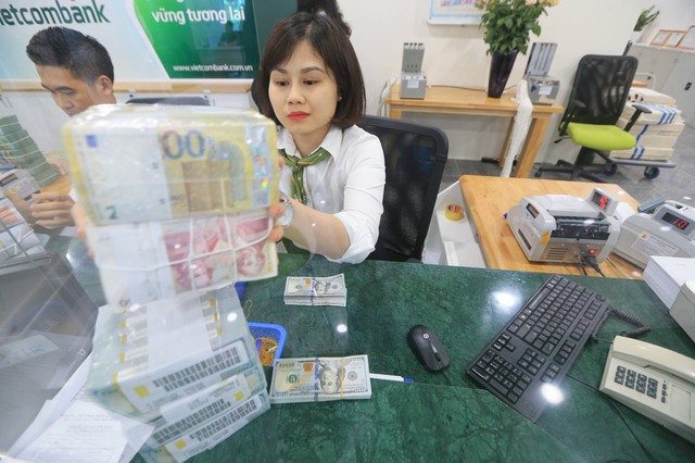 Giá USD hôm nay 18.2.2025: Ngân hàng đồng loạt tăng hướng đến 25.700 đồng- Ảnh 1.