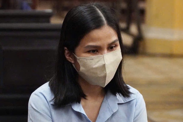 Cựu gi&aacute;m đốc ng&acirc;n h&agrave;ng ở TP.HCM r&uacute;t sổ tiết kiệm của kh&aacute;ch h&agrave;ng để trả nợ - Ảnh 1.