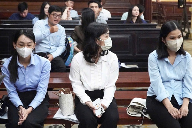 Cựu gi&aacute;m đốc ng&acirc;n h&agrave;ng ở TP.HCM r&uacute;t sổ tiết kiệm của kh&aacute;ch h&agrave;ng để trả nợ - Ảnh 2.