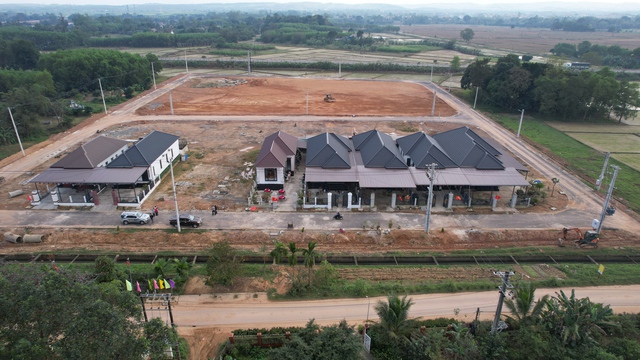 Biệt thự trong làng tái định cư cao tốc: 'Đâu cũng là đất quê hương mình'- Ảnh 1.