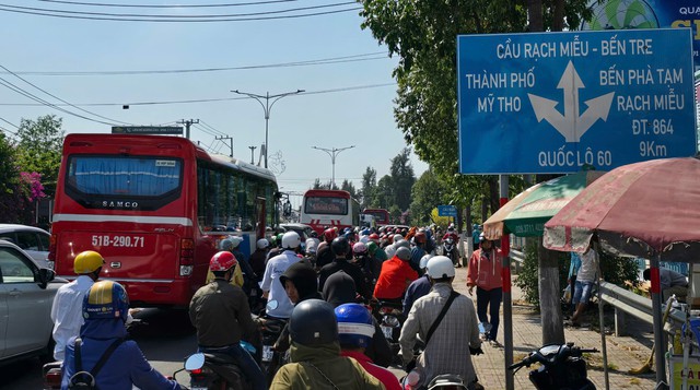 Mùng 5 tết: Cầu Rạch Miễu liên tục thành đường một chiều hướng đi Tiền Giang- Ảnh 2.