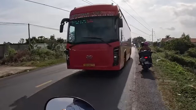 ‘Thót tim’ cảnh xe khách giường nằm vượt ẩu, ép xe máy suýt lao xuống mương ‘Thót tim’ cảnh xe khách giường nằm vượt ẩu, ép xe máy suýt lao xuống mương