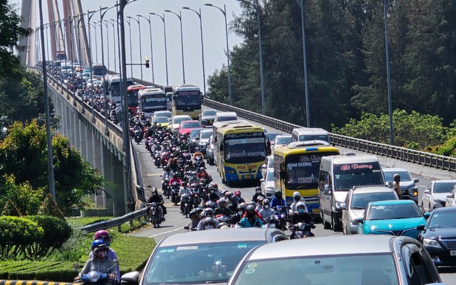 Mùng 5 tết: Cầu Rạch Miễu liên tục thành đường một chiều hướng đi Tiền Giang- Ảnh 1.