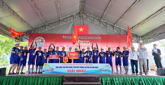 Chen ch&acirc;n cổ vũ giải đua thuyền rồng truyền thống H.Xuy&ecirc;n Mộc- Ảnh 2.