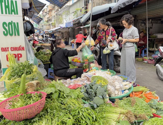 Rau xanh, thực phẩm ê hề sau tết- Ảnh 1.