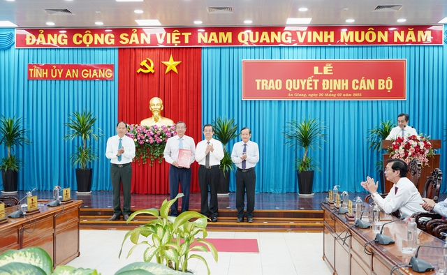 An Giang: Tinh gọn bộ máy, trao quyết định điều động, chỉ định 25 cán bộ- Ảnh 1.