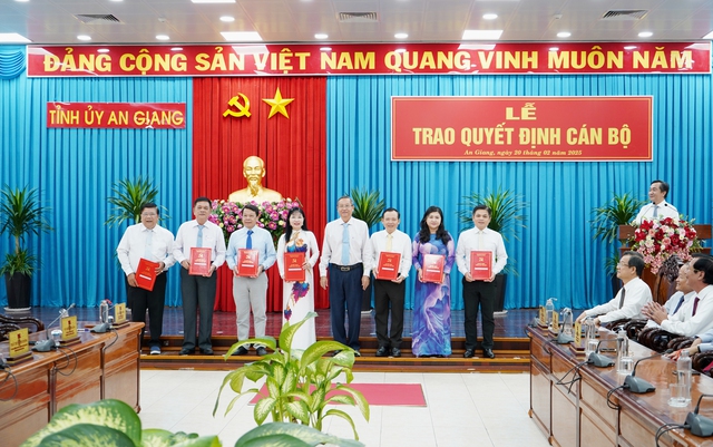 An Giang: Tinh gọn bộ máy, trao quyết định điều động, chỉ định 25 cán bộ- Ảnh 3.