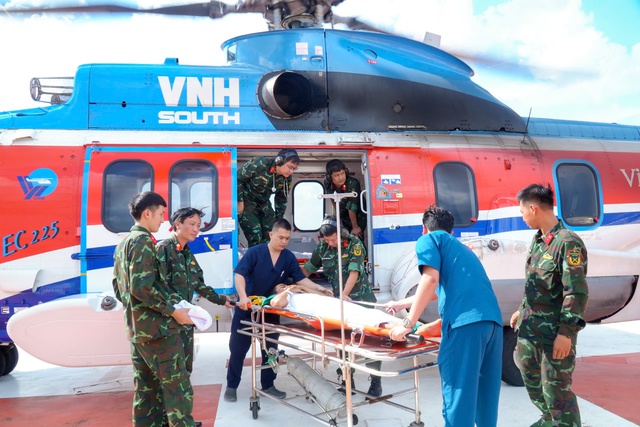 'Lằn ranh sinh tử': Vượt mưa giông trên bầu trời đêm giành sự sống cho ngư dân - Ảnh 1.