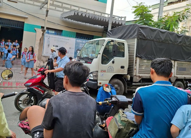 Xe tải, container đậu chiếm đường- Ảnh 2.