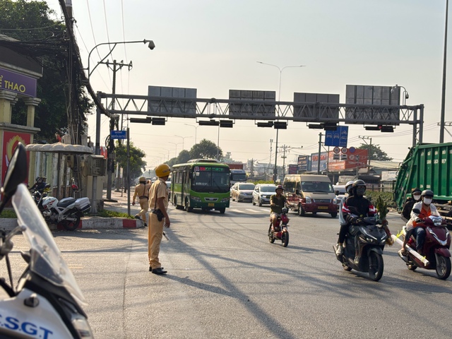 Dừng đèn đỏ chắn đường xe rẽ phải sẽ bị CSGT phạt trong trường hợp nào?- Ảnh 3.