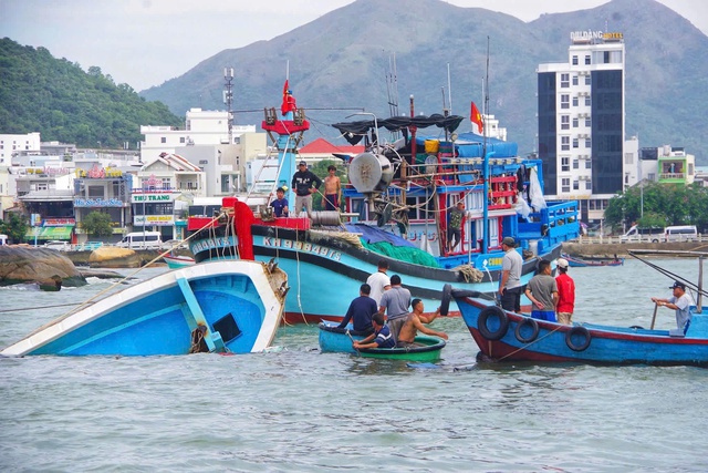 Vụ chìm tàu ở cửa sông Cái Nha Trang: Tìm thấy thi thể ngư dân còn lại- Ảnh 1.