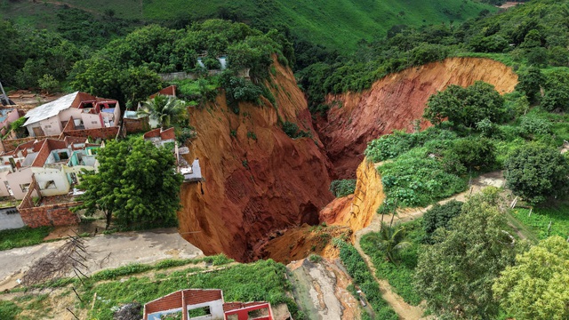 Hố sụt tử thần đe dọa thành phố Buriticupu , Brazil - Ảnh 3.