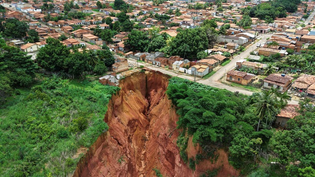 Hố sụt tử thần đe dọa thành phố Buriticupu , Brazil - Ảnh 2.