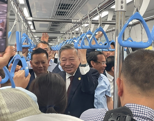 Người dân TP.HCM bất ngờ gặp Tổng Bí thư Tô Lâm trên tàu metro số 1- Ảnh 1.