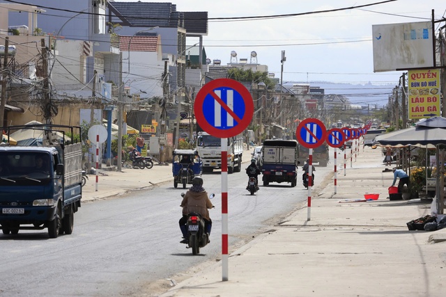 Lâm Đồng: Kỳ lạ chỉ 1km có 23 bảng cấm đậu xe - Ảnh 2.