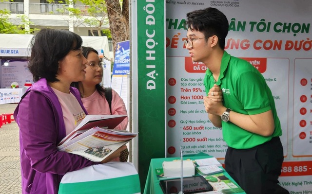 Phụ huynh dắt con 'gõ cửa' gian hàng tư vấn để chọn ngành học- Ảnh 1.