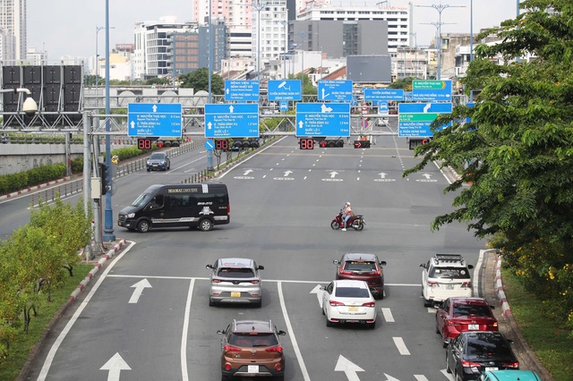 Biển báo, đèn tín hiệu làm khó người tham gia giao thông - Ảnh 1.