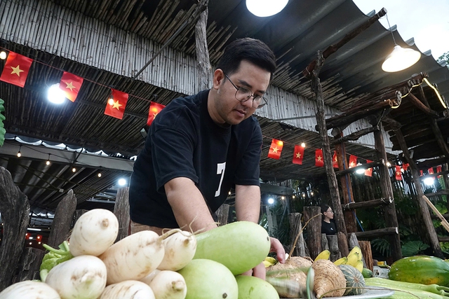 Quầy rau 0 đồng san sẻ yêu thương với bà con nghèo - Ảnh 1.