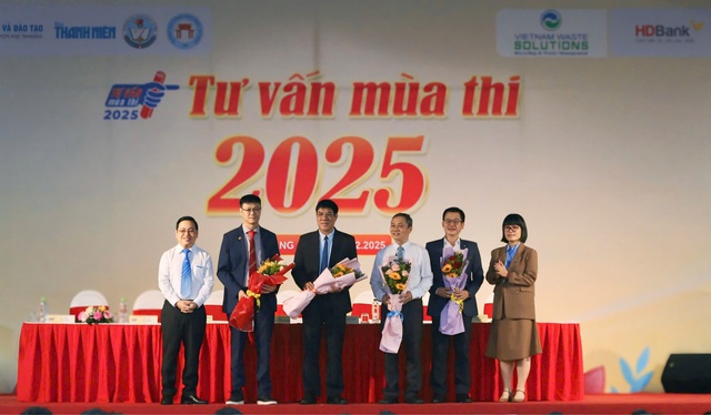 Tư vấn mùa thi sáng nay, Bộ GD-ĐT thông tin gì về thi tốt nghiệp THPT 2025? - Ảnh 7.
