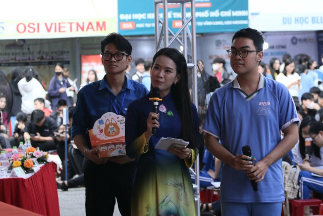 Tư vấn mùa thi sáng nay, Bộ GD-ĐT thông tin gì về thi tốt nghiệp THPT 2025? - Ảnh 9.