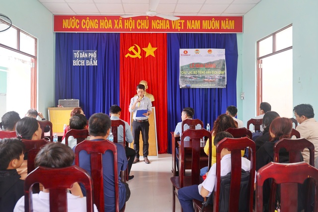 Ngư dân Bích Đầm học tiếng Anh để làm du lịch- Ảnh 1.