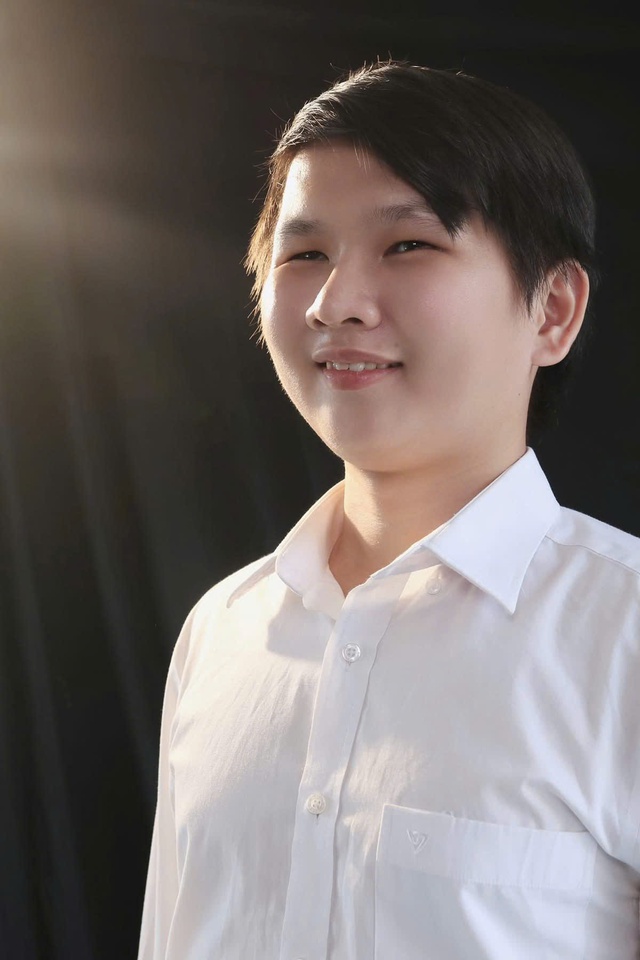 4 năm học trong b&oacute;ng tối, ch&agrave;ng trai n&agrave;y vẫn tốt nghiệp ng&agrave;nh quản trị kinh doanh - Ảnh 2.