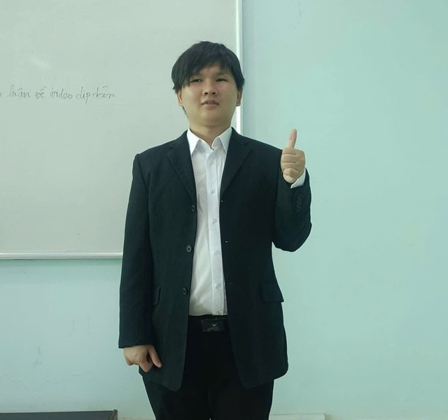 4 năm học trong b&oacute;ng tối, ch&agrave;ng trai n&agrave;y vẫn tốt nghiệp ng&agrave;nh quản trị kinh doanh - Ảnh 3.