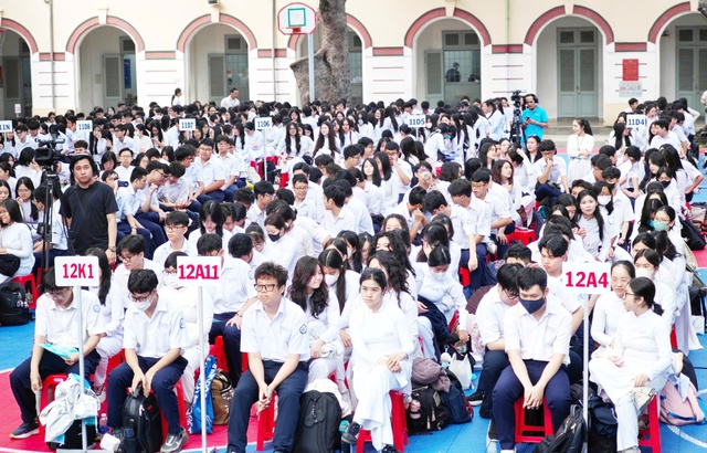 Học thêm kín mít, học sinh lớp 12 vẫn đầy áp lực - Ảnh 3.