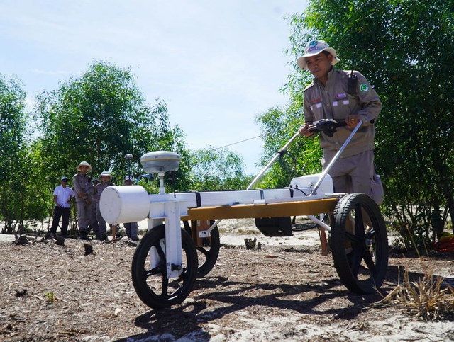 Quảng Trị: Hai dự án khắc phục hậu quả bom mìn được hoạt động trở lại - Ảnh 1.