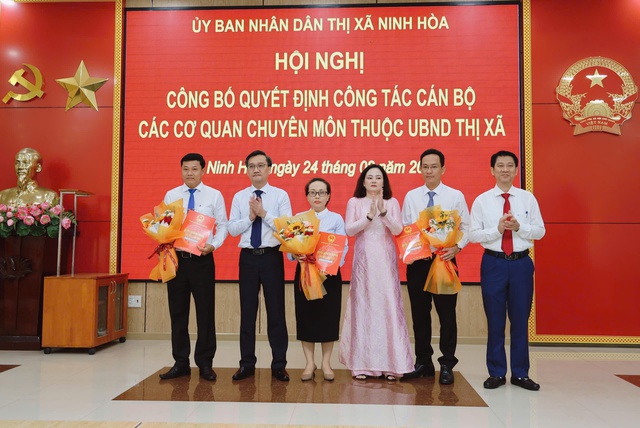 Thị xã Ninh Hòa công bố quyết định về công tác nhân sự- Ảnh 2.