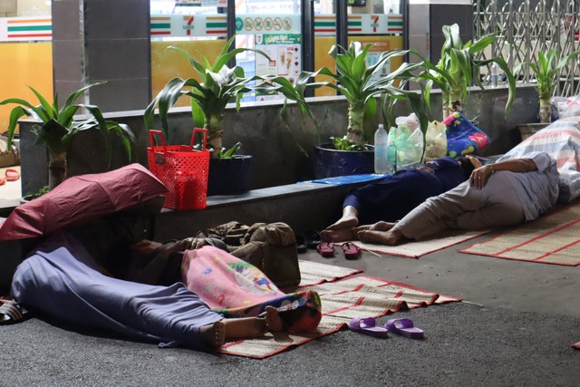 Bệnh viện Chợ Rẫy lúc nửa đêm- Ảnh 6. Bệnh viện Chợ Rẫy lúc nửa đêm- Ảnh 6.