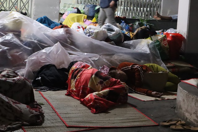 Bệnh viện Chợ Rẫy lúc nửa đêm- Ảnh 3. Bệnh viện Chợ Rẫy lúc nửa đêm- Ảnh 3.