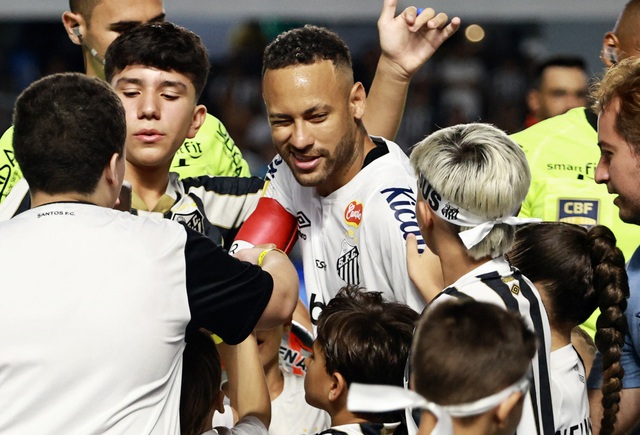 Neymar gây sốc CĐV đối phương, ghi bàn từ quả phạt góc điên rồ - Ảnh 2.