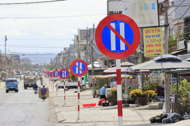 Bất ngờ tháo 'rừng' biển cấm đậu xe ngày chẵn dọc QL27- Ảnh 3.