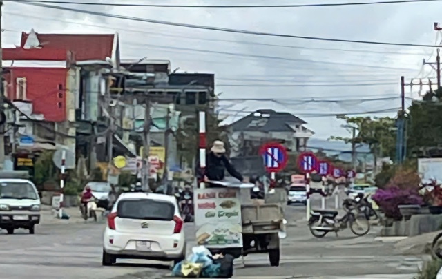 Bất ngờ tháo 'rừng' biển cấm đậu xe ngày chẵn dọc QL27- Ảnh 4.