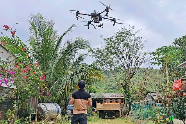 Nông dân ứng dụng drone - Ảnh 1.