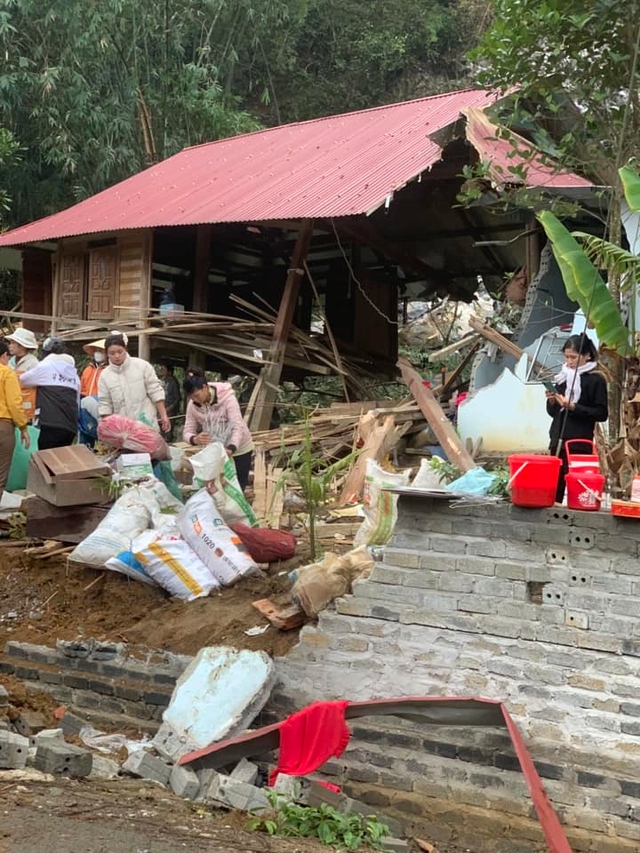 Sạt n&uacute;i, tảng đ&aacute; nặng h&agrave;ng tấn lăn qua nh&agrave; d&acirc;n- Ảnh 1.