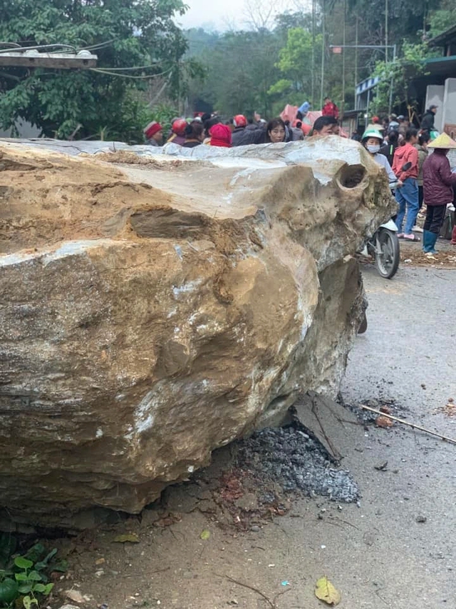 Sạt n&uacute;i, tảng đ&aacute; nặng h&agrave;ng tấn lăn qua nh&agrave; d&acirc;n- Ảnh 2.