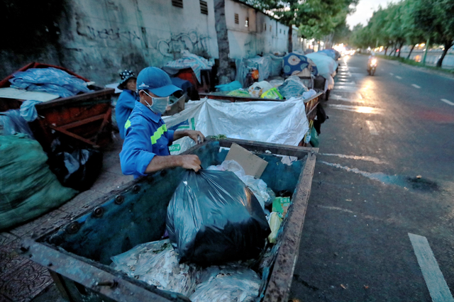 Phân loại rác tại nguồn gặp khó vì phí thu gom 8 năm chưa thay đổi- Ảnh 1.