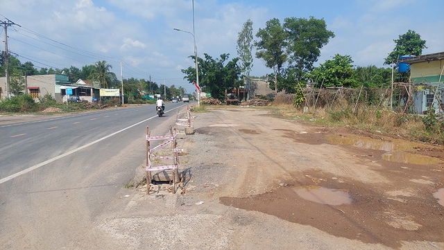 H&agrave;ng loạt nắp đậy mương tho&aacute;t nước biến mất  - Ảnh 1.