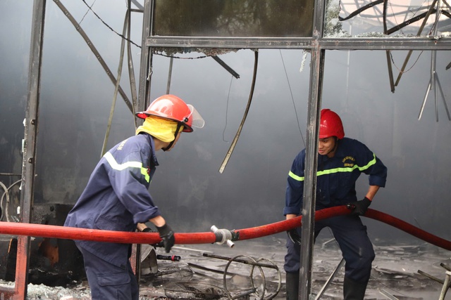 Đà Nẵng cháy lớn phòng trà ' hát cho nhau nghe ' thiêu rụi tài sản - Ảnh 2.