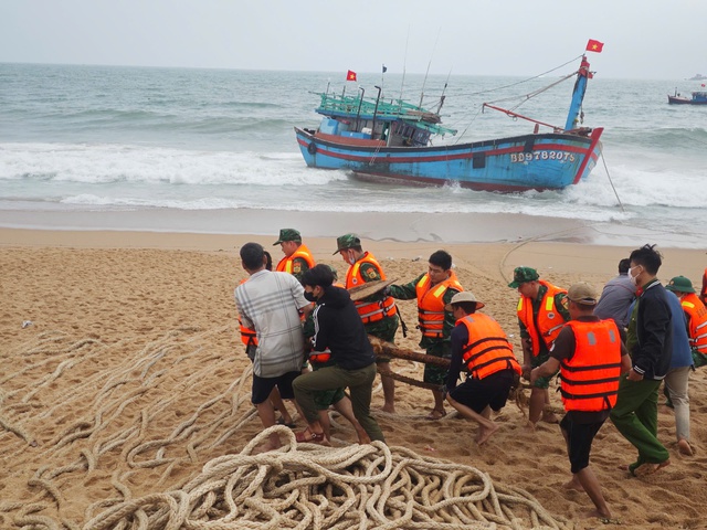 Giải cứu 11 ngư dân trên tàu cá Bình Định trôi dạt vào bờ biển Phú Yên - Ảnh 1.