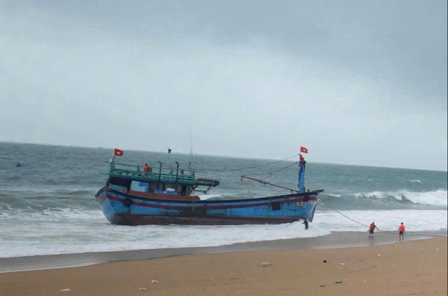 Giải cứu 11 ngư dân trên tàu cá Bình Định trôi dạt vào bờ biển Phú Yên - Ảnh 1.