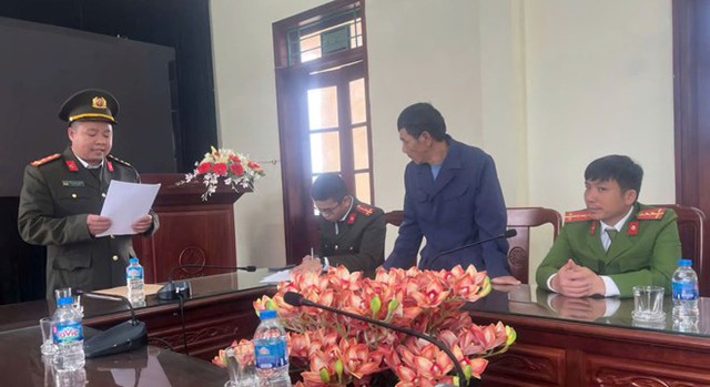 Khởi tố 2 bị can dùng giấy tờ giả xin hưởng chế độ người bị nhiễm chất độc hóa học- Ảnh 1. Khởi tố 2 bị can dùng giấy tờ giả xin hưởng chế độ người bị nhiễm chất độc hóa học- Ảnh 1.