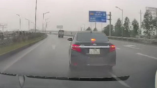 &Ocirc; t&ocirc; đang đi đột ngột dừng tr&ecirc;n cao tốc để chuyển l&agrave;n, su&yacute;t g&acirc;y tai nạn- Ảnh 1.