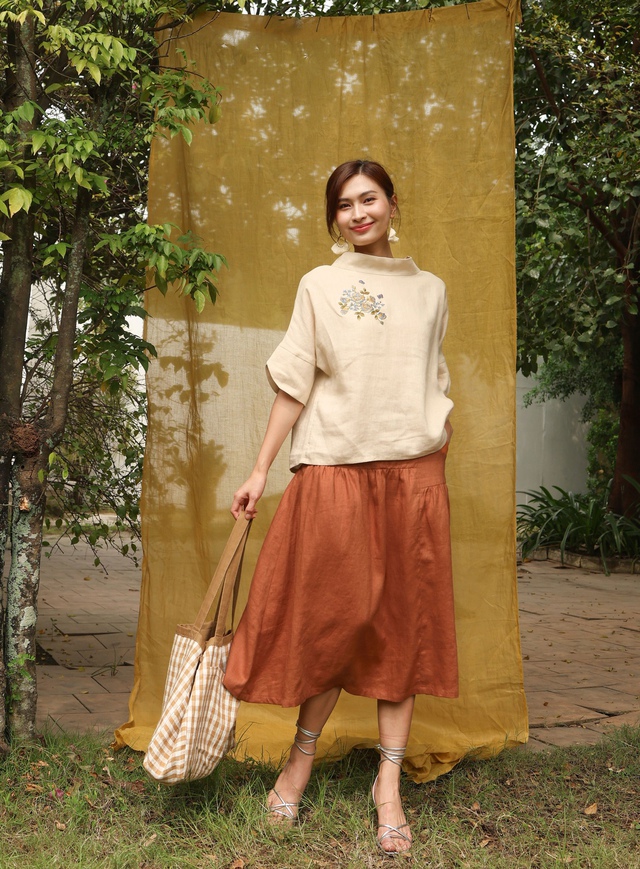 Váy suông và trang phục linen: Bí quyết thời trang mát mẻ cho mùa nắng - Ảnh 1. Váy suông và trang phục linen: Bí quyết thời trang mát mẻ cho mùa nắng - Ảnh 1.