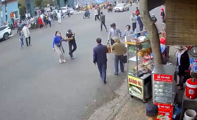 'Cò cơm' chèo kéo khách vào quán ăn trước cổng bệnh viện- Ảnh 1.