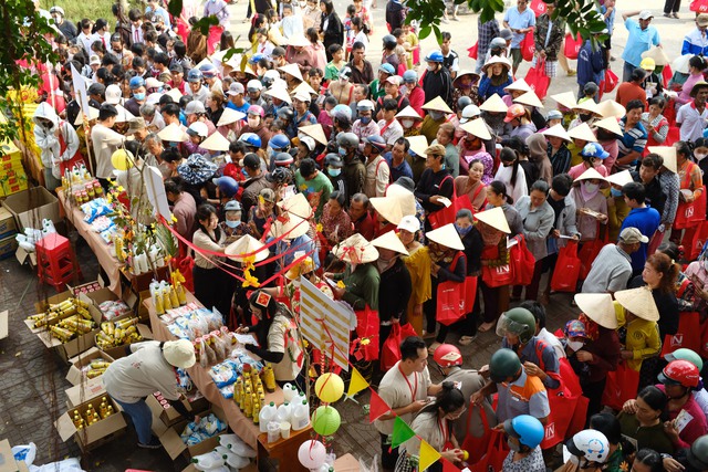 Chợ tết 0 đồng và triệu nụ cười hạnh phúc- Ảnh 1.