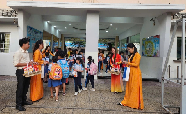 Sáng nay học sinh TP.HCM đi học lại, nơi nào còn nghỉ tết?- Ảnh 2.