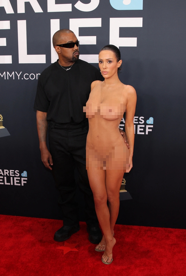 Kanye West and his wife were 'kicked out' of the 2025 Grammy red carpet after their shocking nude display? - Photo 2.